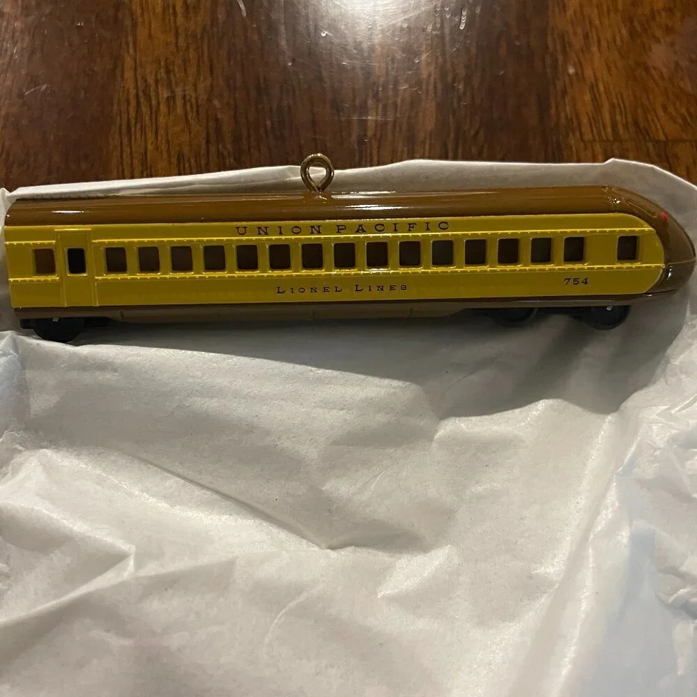 2010 Hallmark Lionel Union Pacific Streamliner Locomotive Buffet & Long Coach!